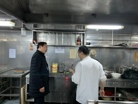 江蘇遠(yuǎn)洋船員公司負(fù)責(zé)人節(jié)前登輪慰問(wèn)一線(xiàn)船員