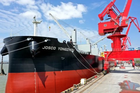 王樹華檢查江蘇遠(yuǎn)洋“永州”輪防疫工作并進(jìn)行慰問